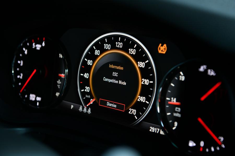 Панель приборов Opel Insignia GSi Sports Tourer 2017 года  (фото 22 из 40)